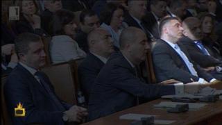 Какво правят депутатите в пленарна зала, когато им е скучно?