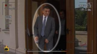 Репортер бърка едни политици и хваща други в неловки положения