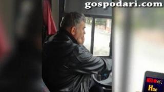 Шофьор на автобус говори по телефона