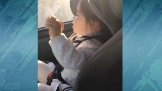 Малка сладурана се отдава на ритъма на любима песен (ВИДЕО)