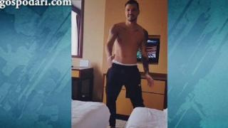 Божигол с нов хит- танцува в хотелска стая