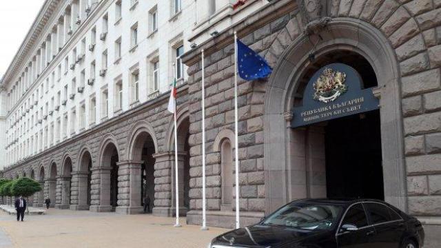 Автомобил на Министерски съвет паркира нагло