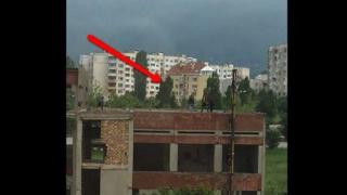 Деца се разхождат на покрива на строеж в София (ВИДЕО)