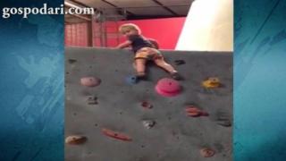 Безстрашно бебе катери рампа за ужас на родителите си (видео)