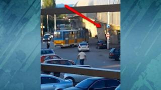 Полицейска кола не спазва знаците (видео)