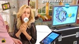 Гала се опитва да тества термометър за бял дроб в ефир