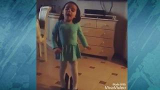 Малка сладурана танцува с токчетата на мама като истинска звезда (видео)