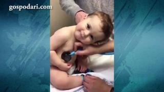 Сладко бебе заспива на ръката на лекар, който го преглежда (видео)