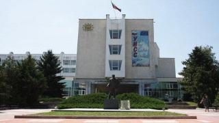 УНСС уволни преподавателката, която пише тройки за празни листа