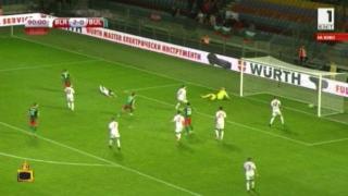 ИзСпортен свят: Волейболни победи, футболни разочарования и колоездач в "голяма" нужда