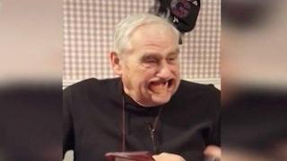 Дядо губи зъбите си, докато играе смешна игра