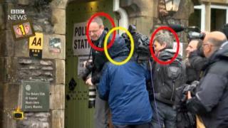 Гледам и не вярвам на ушите си: Старчета разбойници и битка между фотографи