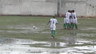 Бразилски мач се игра на най-водния терен за футбол, който сте виждали (видео)