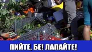 Роми си "берат" стока от катастрофирал камион