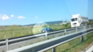 Вие ги хващате, ние ги пускаме: Кола и камион карат в насрещното, а гол мъж се къпе на улица по време на дъжд
