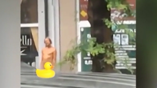 Гол мъж си взима душ на централна софийска улица