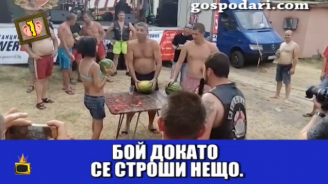 Рокери разбиват дини с главите си на мотосъбор