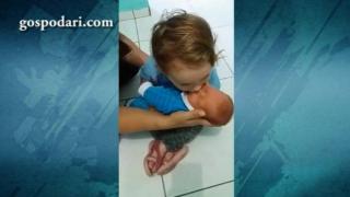 Трогателна първа среща между братчета побърка интернет (видео)