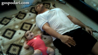 Татко и сладко бебе се състезават на коремни преси (видео)