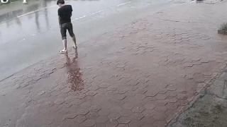 Мъж уринира на пътя, бързо обаче получава урок (видео)