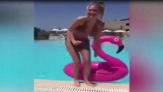 Блондинка иска да си направи най-хубавата снимка на розово фламинго (видео)