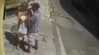 Мъж нападна и ограби жена в центъра на София посред бял ден (видео)