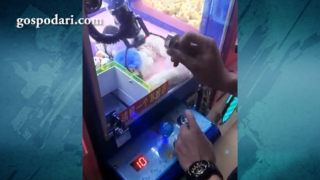 Как да извадим играчка от автомат с помощта на магнит?