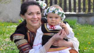 Българка в носия - учителката по родолюбие
