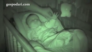 Бебе побърка интернет с движенията, които прави насън (видео)