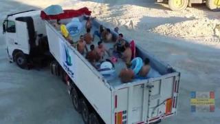 Мъже превърнаха камион в басейн, забавлението е гарантирано (видео)