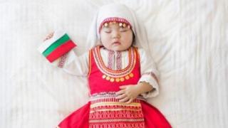 Корейско бебе облече българска носия