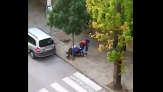 Работници се сбиха в центъра на Велико Търново (видео)