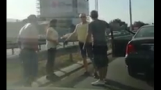 Мъж кара агресивно в София, вади пистолет след забележка за неправилно шофиране (видео)