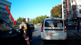 Жена с детето си изкача пред кола след неправилно пресичане (видео)