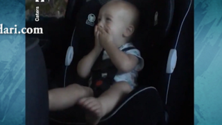 Дете реагира удивително по време на миене на кола в автомивка (видео)