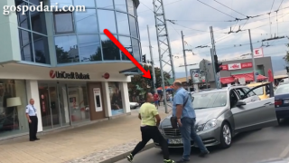 Шофьори си разменят шамари след засичане на пътя (видео)