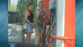 Жена сипва бензин по безумен начин (видео)