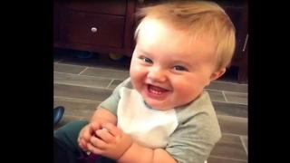 Вижте сладко бебе, което е родено, за да разсмива (видео)