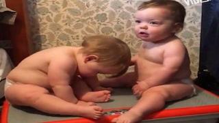 Сладки бебета побъркаха социалните мрежи (видео)