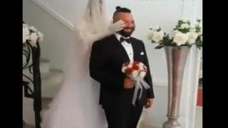 Булка се шегува с младоженеца като облича брат си в бяла рокля (видео)