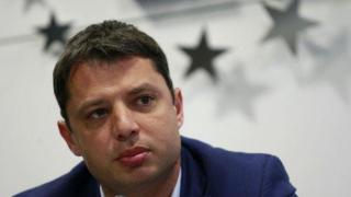 Делян Добрев подава оставка от всички постове
