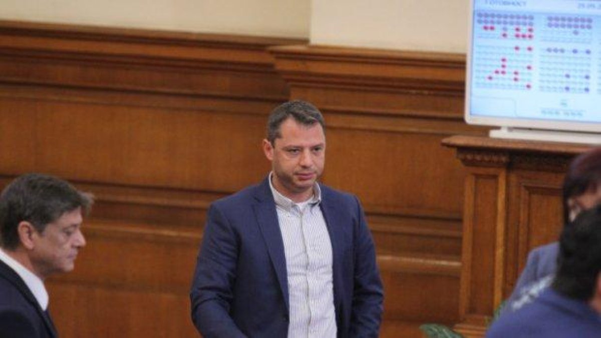 Депутатите отхвърлиха оставката на Делян Добрев