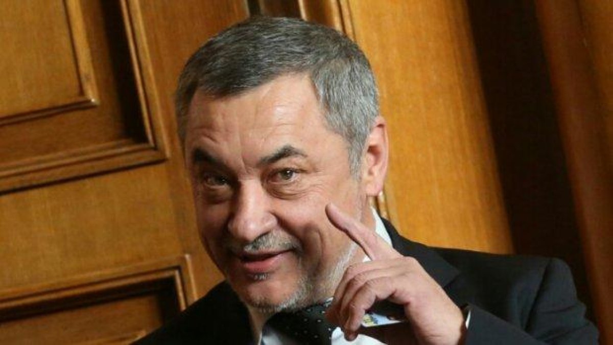 Валери Симеонов поиска от Нова, bTV, БНТ и БНР да му се извинят в срок от 24 часа