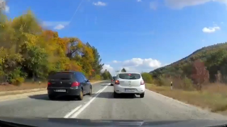 Кола изпреварва неразумно и се разминава на косъм от трагедия (видео)