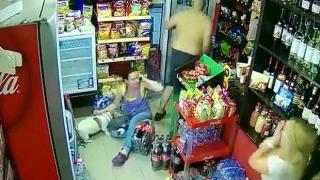 Мъж нападна жена в столичен магазин, бута я брутално на пода (видео)