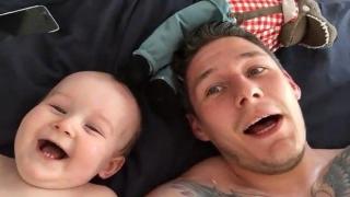 Сладко бебе се смее на номерата на баща си (видео)