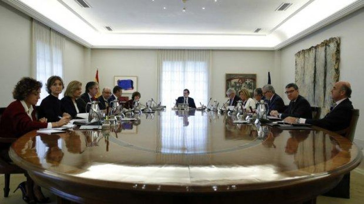 Испания поиска отстраняване на Пучдемон и ограничени функции за каталунския парламент