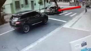Въоръжени бандити ограбиха бразилски вратар посред бял ден (видео)