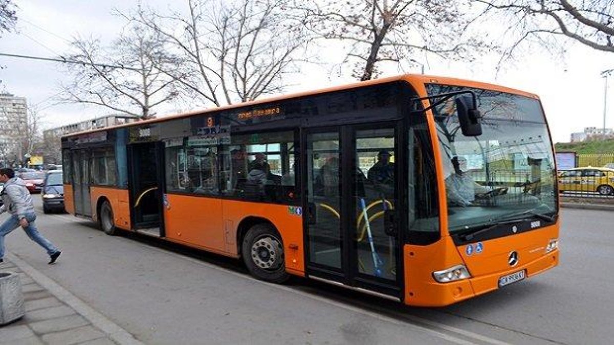 Момичета нападнаха контрольор на градския транспорт в София