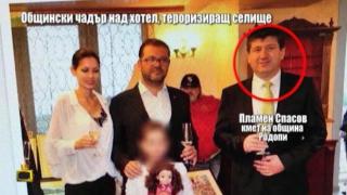 Общински чадър пази хотел на д-р Енчев, хора се оплакват от постоянен тормоз
